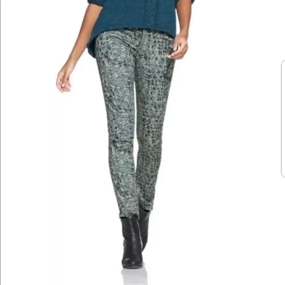 CAbi Modern Camo Skinny Jeans Size 4